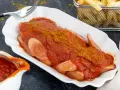 Currywurst mit selbstgemachter Currysauce, einfach und lecker. Pommes frites im Hintergrund.