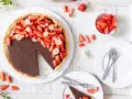 Schokoladen-Erdbeer-Tarte, ein neues Highlight für Ihre Kuchen Rezepte. Frisch, fruchtig und unwiderstehlich lecker.