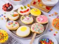Bunte Kekse mit Zuckerguss, inspiriert von einem amerikanischen Rezept. Marienkäfer, Küken und Gesichter machen Lust auf mehr.
