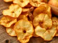Leckere, selbstgemachte Apfelchips mit Zimt, bereit zum Genießen. So einfach ist es, Apfelchips selber machen!