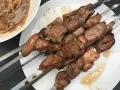 Saftige Fleischspieße, perfekt gegrillt, wie beim besten russischen Schaschlik Rezept. Dazu eine Schüssel mit marinierten Zwiebeln.