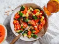 Erfrischender melonen gurken-salat, inspiriert von Martina und Moritz, mit knackigen Erdnüssen und Chili-Flocken. Perfekt für einen leichten Genuss.