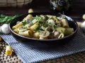 Herzhafte Pasta mit Pilzen und Hackfleisch, garniert mit frischer Petersilie. Ein Genuss für jeden Tag.