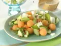 Erfrischender Cantaloupe Melone Salat mit Gurke, Feta und Minze. Perfekt für leichte cantaloupe melone rezepte.