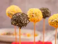 Leckere cake pops ohne backen, verziert mit Schokostreuseln und bunten Zuckerstreuseln.