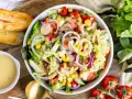 Frischer gemischter Salat mit Tomaten, Gurken, Mais und roten Zwiebeln, perfekt als leichtes Mittagessen. Ein tolles gemischter salat rezept!