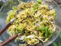 Yum yum! Ein knackiger Chinakohl-Salat mit knusprigen Nudeln und Sonnenblumenkernen. Perfekt für den Sommer.