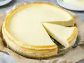 Ein cremiger Quarkkuchen ohne Boden, nach Omas Rezept, mit einer leicht gebräunten Kruste und einer zarten Füllung.