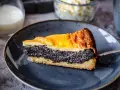 Ein saftiges Stück Mohnkuchen mit Schmand, mit einer goldenen Kruste und einer dicken Mohnschicht.