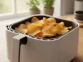 Knusprige kartoffelchips im Airfryer, bereit zum Genießen.