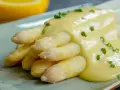Spargel mit cremiger Sauce Hollandaise, garniert mit Schnittlauch. Ein Klassiker der Frühlingsküche.