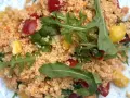 Frischer Couscous-Salat mit Tomaten, Gurken, Paprika und Rucola. Ein leichter und gesunder Genuss.