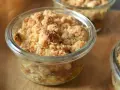 Leckerer Apfel Crumble in einem Glas, goldbraun gebacken, mit knuspriger Streuseldecke.