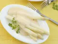 Spargel mit cremiger sauce hollandaise ohne ei, garniert mit Petersilie. Ein Genuss für jeden Gaumen.