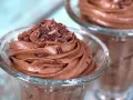 Cremige Mousse au Chocolat, garniert mit Schokostückchen. Ein köstliches Mousse au Chocolat Rezept original, das auf der Zunge zergeht.