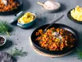 Schmorgurken mit Hack nach Omas Rezept, serviert mit Kartoffelbrei. Ein deftiges Gericht, das Erinnerungen weckt.