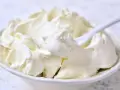 Eine Schüssel voller luftiger Mascarponecreme, bereit für Tiramisu oder andere süße Kreationen.