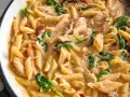 Cremige Penne mit Hähnchen, Spinat und getrockneten Tomaten. Dieses "Marry Me Chicken" Gericht ist so lecker, dass man es heiraten möchte!