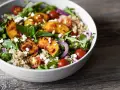 Ein bunter Pfirsich Feta Salat mit gegrillten Pfirsichspalten, Kirschtomaten, Rucola und Getreide.