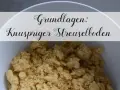 Knuspriger Streuselboden in einer Schüssel, bereit für Obst und einen leckeren Kuchen.