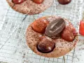 Schokoladen-Clafoutis mit Kirschen und Schokostückchen, ein köstliches clafoutis rezept original, bestäubt mit Kakaopulver.