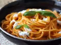 Spaghetti mit cremiger Tomatensoße und frischer Burrata, garniert mit Basilikum. Ein Genuss für alle Liebhaber von Pasta.