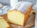 Ein saftiger Zitronenkuchen, bestäubt mit Puderzucker. Perfekt für einfache Kuchen Rezepte.