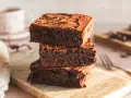 Gestapelte, saftige Brownies, perfekt für ein einfaches brownie rezept. Ein Genuss für Schokoladenliebhaber!