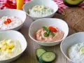 Fünf Schalen mit bunten Dips zum Grillen: Cremig, würzig und frisch. Perfekt zum Dippen mit Brot und Gemüse.