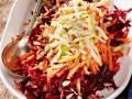 Bunter Salat aus geraspelter roter Bete, Karotten und Apfel, garniert mit Sonnenblumenkernen.