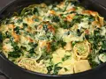 Ein köstlicher Maultaschen Auflauf mit Spinat und cremiger Käsesauce, goldbraun überbacken.