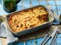 Herzhafte Moussaka mit Zucchini, goldbraun gebacken, wartet darauf, serviert zu werden. Ein köstliches Gericht für die ganze Familie.