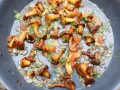 Pfifferlinge brutzeln in der Pfanne mit Zwiebeln und Kräutern. Ein leckeres Gericht, das Lust auf mehr Pfifferlinge Rezepte macht.