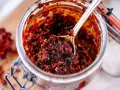 Ein Glas mit würzigem Chili Crunch, perfekt für jedes Chili Crunch Rezept. Eine Löffelspitze voller Geschmack!