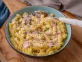 Fusilli-Nudeln mit einer cremigen **Schinken Sahne Sauce**, garniert mit Petersilie. Ein köstliches Gericht, das zum Genießen einlädt.