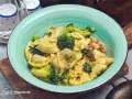 Eine Schüssel mit Tortellini in cremiger Sauce, garniert mit Brokkoli und Speck. Perfekt für eine schnelle Sauce zu Tortellini.
