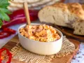Cremiger Ajvar Feta Dip mit frischer Petersilie und Paprika, serviert mit rustikalem Brot.