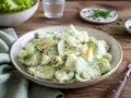 Ein cremiger Gurken-Eiersalat, perfekt für ein leichtes Mittagessen oder als Beilage. Dieses eiersalat rezept ist einfach und lecker.