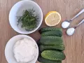 Zutaten für Gurkensalat mit Zitrone: Gurken, Dill, Joghurt, Zitrone, Salz.