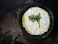 Cremiger Tzatziki-Dip mit Dill und Olivenöl, perfekt für dein nächstes Tzatziki Rezept.