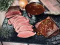 Saftiges Roastbeef mit einer köstlichen Pfeffersauce, die an das beste Pfeffersauce rezept erinnert. Perfekt für einen besonderen Anlass.