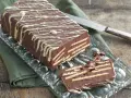 Kalter Hund mit Schokolade und Sahne: Ein Schichtkuchen aus Keksen und Schokomasse, verziert mit weißer Schokolade.