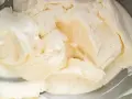 Cremige Buttercreme mit Pudding, die in einer Schüssel aufgeschlagen wird.