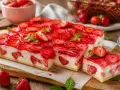Erdbeerschnitten mit Quark: Ein saftiger Boden, cremiger Quark und frische Erdbeeren unter glänzendem Gelee. Ein Sommergenuss!