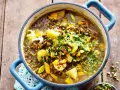Herzhafte Linsensuppe mit Kartoffeln und Lauch, garniert mit Petersilie und Pistazien. Raffinierte Rezepte mit Linsen sind oft so einfach und lecker.