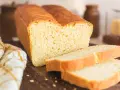 Ein frisch gebackenes, goldbraunes Toastbrot, geschnitten in saftige Scheiben. Das perfekte Ergebnis eines original Toastbrot Rezepts.
