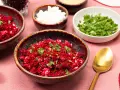 Rote Bete Couscous Salat mit Feta und Petersilie, garniert mit Zitronenspalte.