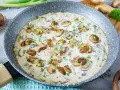 Cremige champignon rahm sauce in einer Pfanne, garniert mit frischer Petersilie. Ein Genuss für jeden Pilzliebhaber!