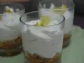 Erfrischendes Limoncello Creme Rezept in Gläsern geschichtet, garniert mit Zitronenspalten.