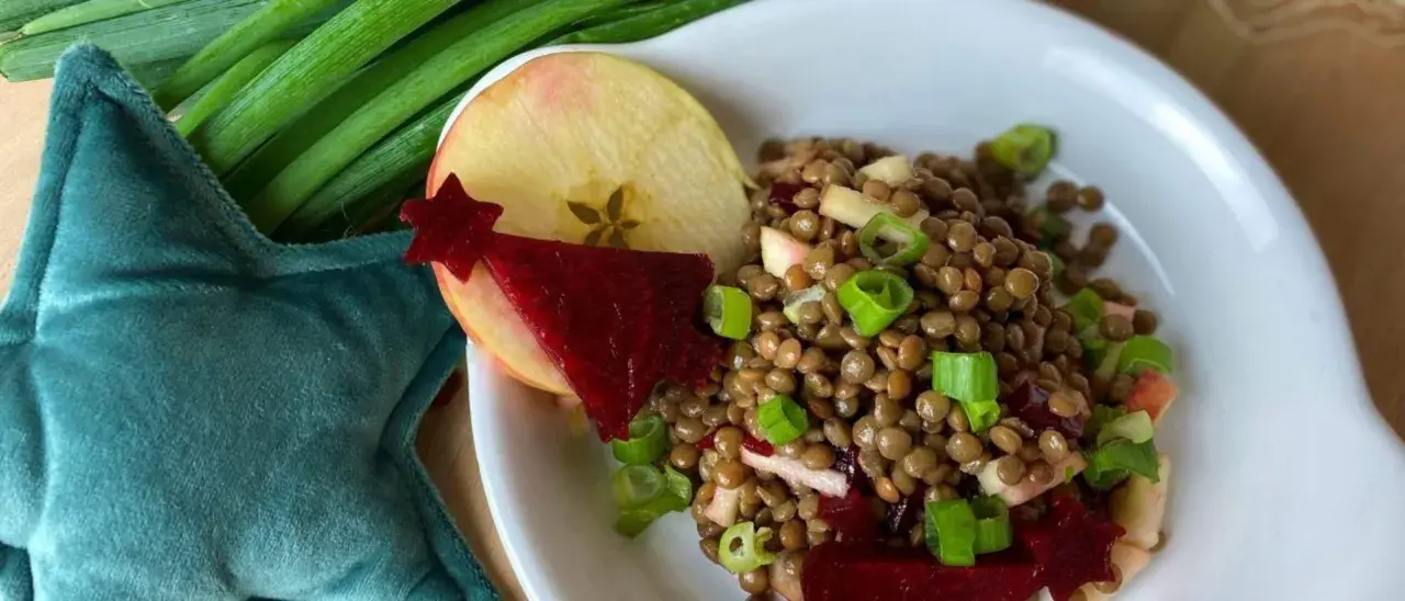 Linsensalat mit Apfel und Stern-förmiger Rote Bete. Ein leckeres Rezept für einen gesunden Salat.